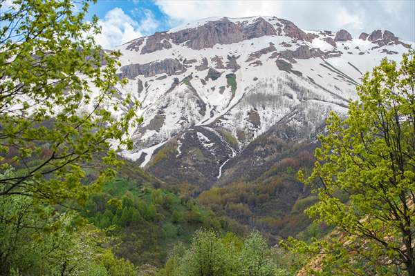 Tunceli'nin yaylalarında ilkbahar ve kış manzaraları bir arada