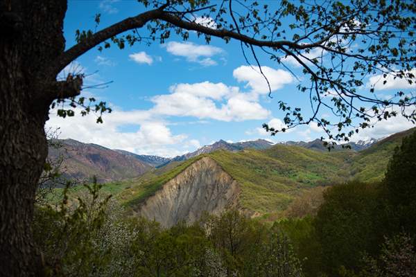 Tunceli'nin yaylalarında ilkbahar ve kış manzaraları bir arada