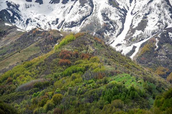 Tunceli'nin yaylalarında ilkbahar ve kış manzaraları bir arada