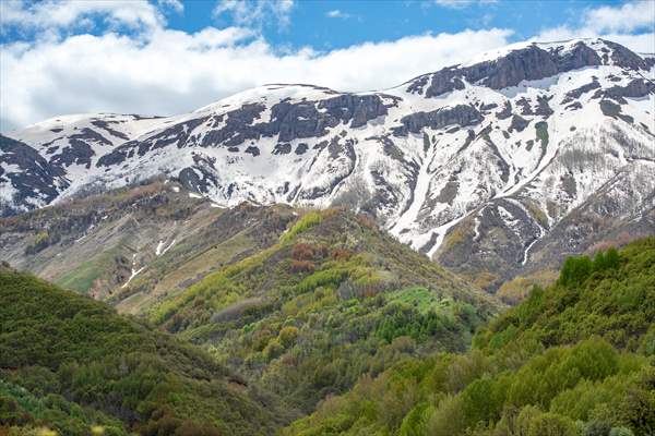 Tunceli'nin yaylalarında ilkbahar ve kış manzaraları bir arada