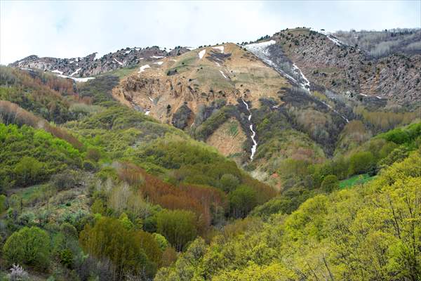 Tunceli'nin yaylalarında ilkbahar ve kış manzaraları bir arada