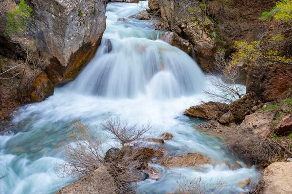 Tunceli'nin yaylalarında ilkbahar ve kış manzaraları bir arada