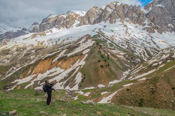 Tunceli'nin yaylalarında ilkbahar ve kış manzaraları bir arada