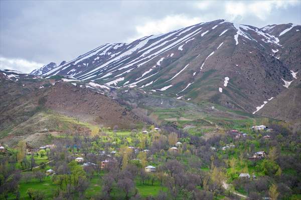 Tunceli'nin yaylalarında ilkbahar ve kış manzaraları bir arada