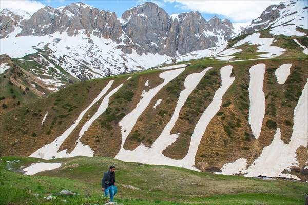 Tunceli'nin yaylalarında ilkbahar ve kış manzaraları bir arada