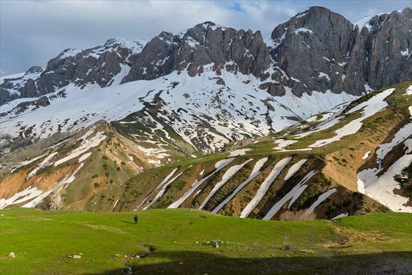 Tunceli'nin yaylalarında ilkbahar ve kış manzaraları bir arada