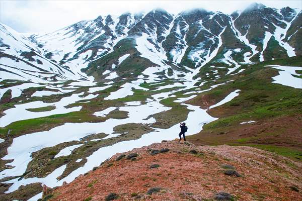 Tunceli'nin yaylalarında ilkbahar ve kış manzaraları bir arada