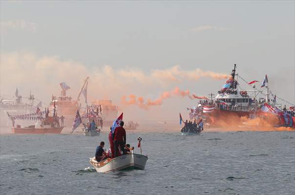 Trabzonspor fans celebrate title in Trabzon