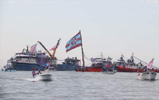 Trabzonspor fans celebrate title in Trabzon