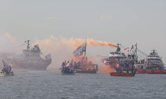 Trabzonspor fans celebrate title in Trabzon