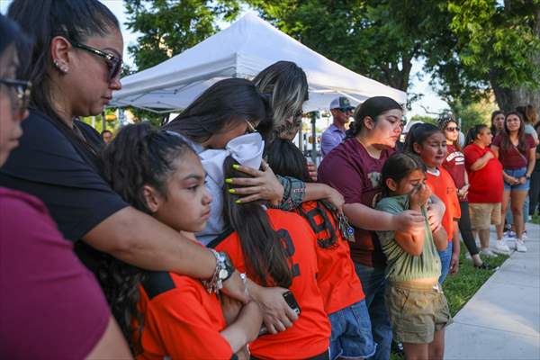 Mourners visit memorial for Texas school shooting victims