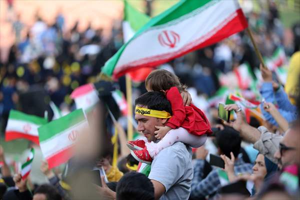 "Hello Commander" anthem, which spread on social media, was sung with choir at Tehran Azadi Stadium