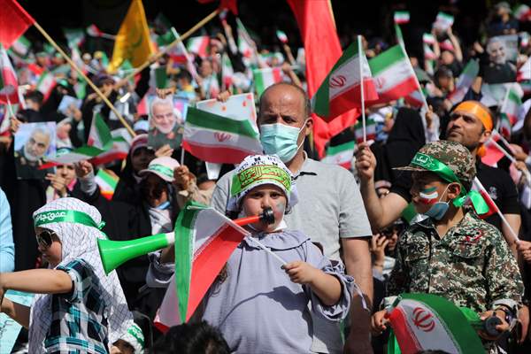 "Hello Commander" anthem, which spread on social media, was sung with choir at Tehran Azadi Stadium