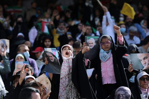 "Hello Commander" anthem, which spread on social media, was sung with choir at Tehran Azadi Stadium