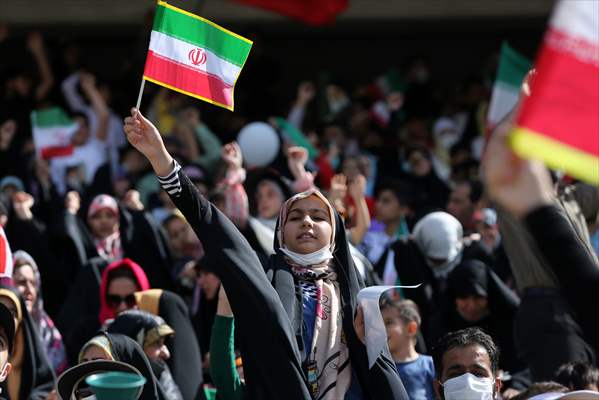 "Hello Commander" anthem, which spread on social media, was sung with choir at Tehran Azadi Stadium
