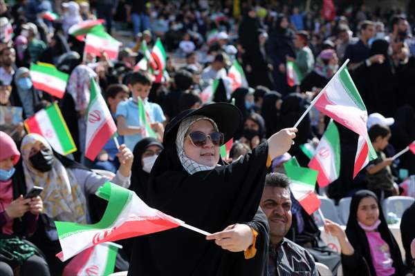 "Hello Commander" anthem, which spread on social media, was sung with choir at Tehran Azadi Stadium