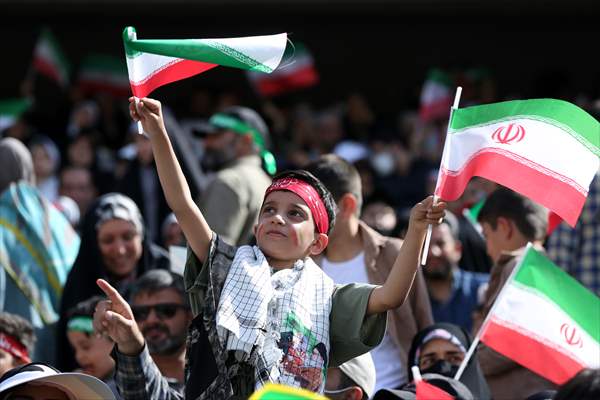 "Hello Commander" anthem, which spread on social media, was sung with choir at Tehran Azadi Stadium