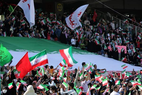 "Hello Commander" anthem, which spread on social media, was sung with choir at Tehran Azadi Stadium