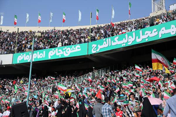 "Hello Commander" anthem, which spread on social media, was sung with choir at Tehran Azadi Stadium