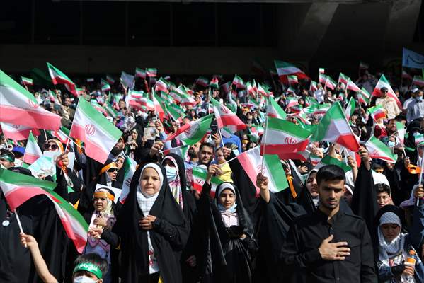 "Hello Commander" anthem, which spread on social media, was sung with choir at Tehran Azadi Stadium
