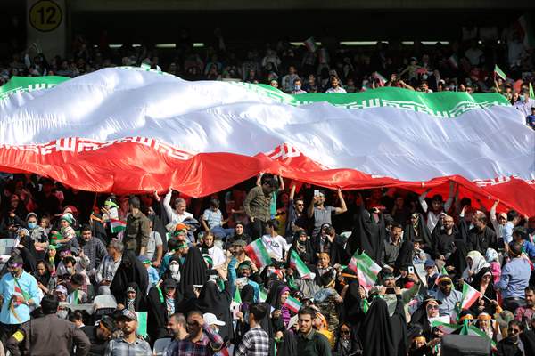 "Hello Commander" anthem, which spread on social media, was sung with choir at Tehran Azadi Stadium