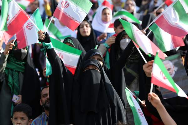 "Hello Commander" anthem, which spread on social media, was sung with choir at Tehran Azadi Stadium