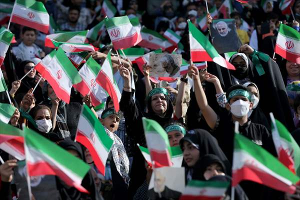 "Hello Commander" anthem, which spread on social media, was sung with choir at Tehran Azadi Stadium