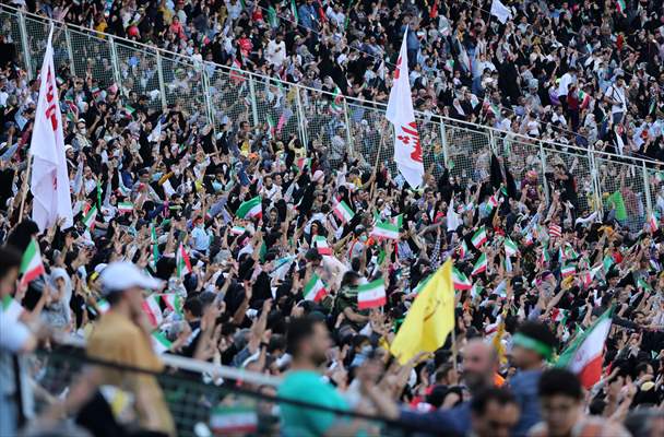 "Hello Commander" anthem, which spread on social media, was sung with choir at Tehran Azadi Stadium