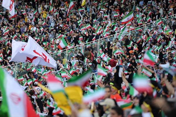 "Hello Commander" anthem, which spread on social media, was sung with choir at Tehran Azadi Stadium