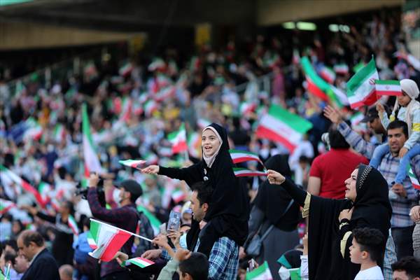 "Hello Commander" anthem, which spread on social media, was sung with choir at Tehran Azadi Stadium