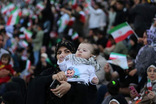 "Hello Commander" anthem, which spread on social media, was sung with choir at Tehran Azadi Stadium