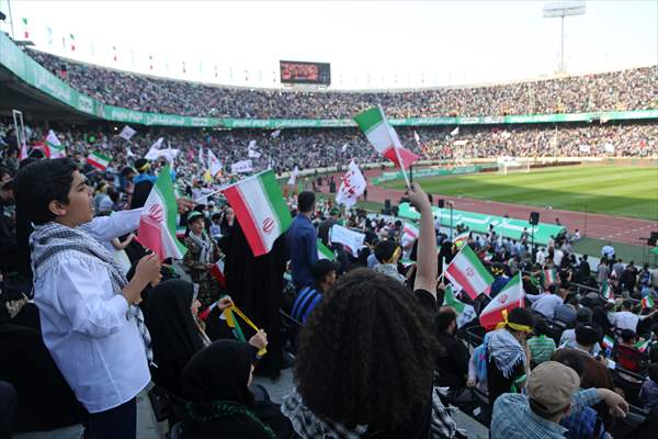 "Hello Commander" anthem, which spread on social media, was sung with choir at Tehran Azadi Stadium