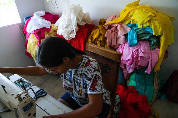 Colombian women in the textile industry