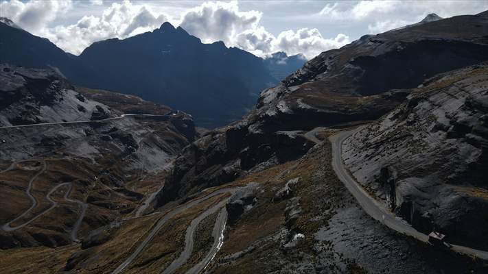 Descent from the summit towards the road to Los Yungas and the Death Road in La Paz