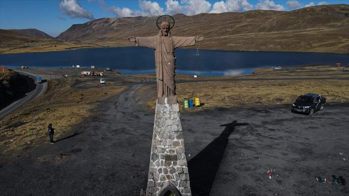 Descent from the summit towards the road to Los Yungas and the Death Road in La Paz