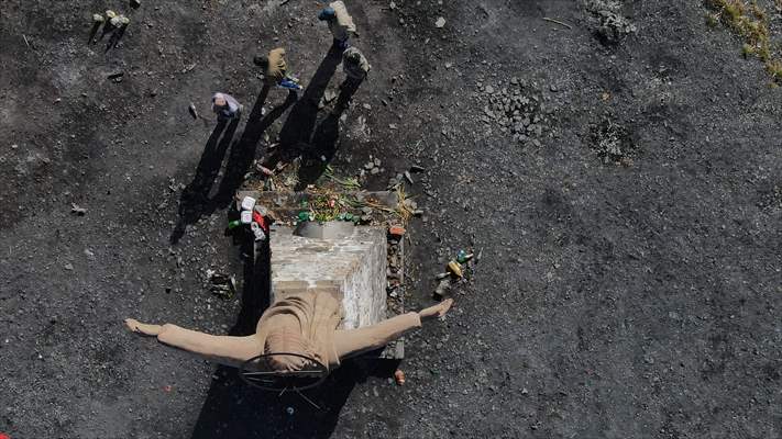 Descent from the summit towards the road to Los Yungas and the Death Road in La Paz