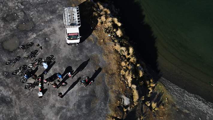 Descent from the summit towards the road to Los Yungas and the Death Road in La Paz