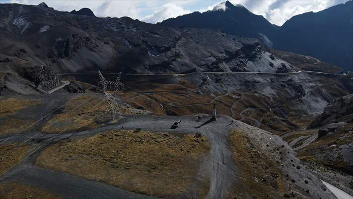 Descent from the summit towards the road to Los Yungas and the Death Road in La Paz