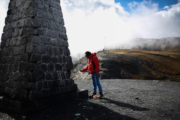Descent from the summit towards the road to Los Yungas and the Death Road in La Paz