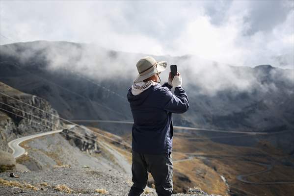 Descent from the summit towards the road to Los Yungas and the Death Road in La Paz