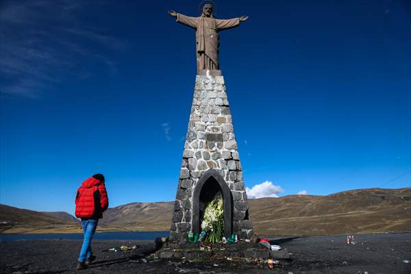 Descent from the summit towards the road to Los Yungas and the Death Road in La Paz