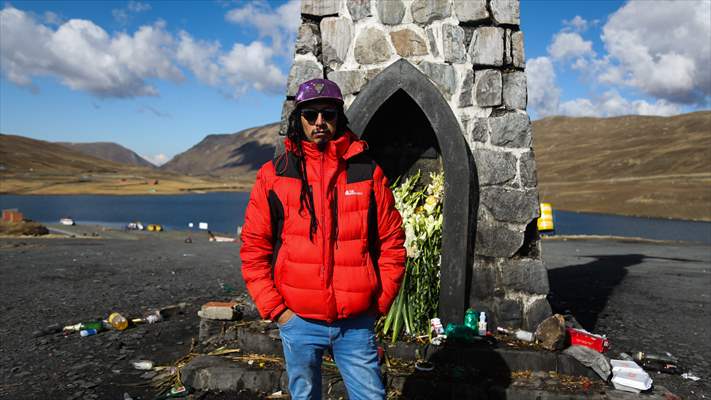 Descent from the summit towards the road to Los Yungas and the Death Road in La Paz