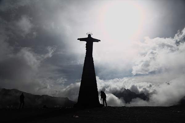 Descent from the summit towards the road to Los Yungas and the Death Road in La Paz