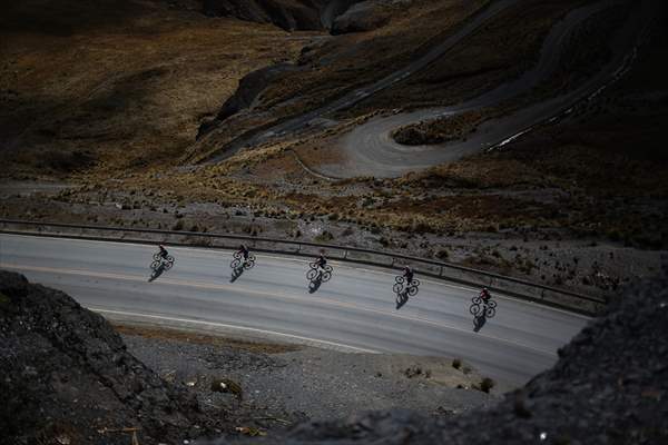 Descent from the summit towards the road to Los Yungas and the Death Road in La Paz
