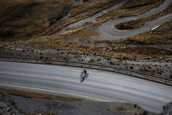 Descent from the summit towards the road to Los Yungas and the Death Road in La Paz