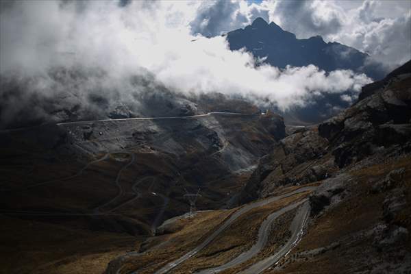 Descent from the summit towards the road to Los Yungas and the Death Road in La Paz