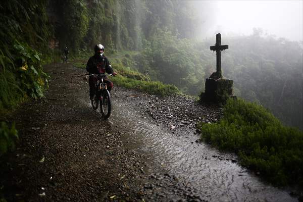 Descent from the summit towards the road to Los Yungas and the Death Road in La Paz