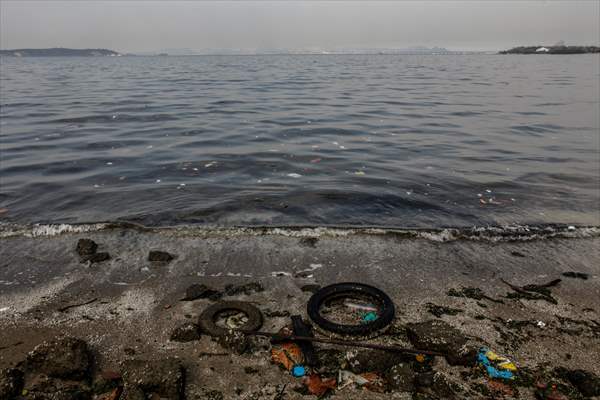 Pollution in the waters of Guanabara Bay in Rio de Janeiro