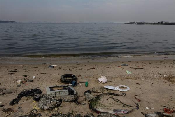 Pollution in the waters of Guanabara Bay in Rio de Janeiro