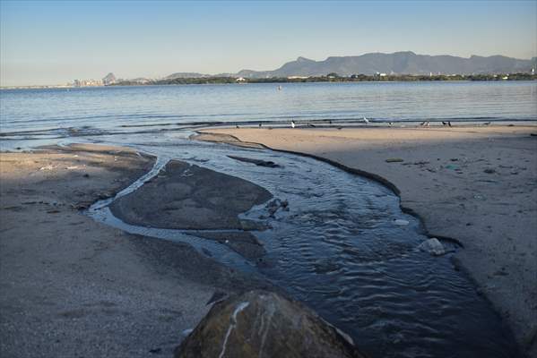 Pollution in the waters of Guanabara Bay in Rio de Janeiro